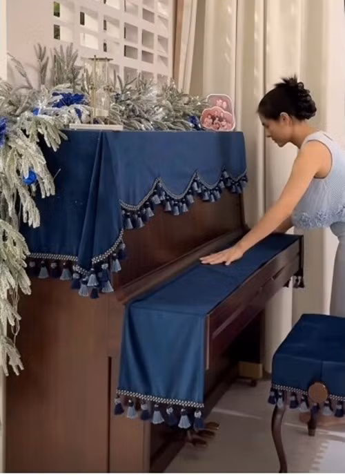 Chiếc đàn piano cũng được phủ vải xanh, bên trên đặt những cây thông nhỏ màu bạc. Ảnh: FB Vân Trang