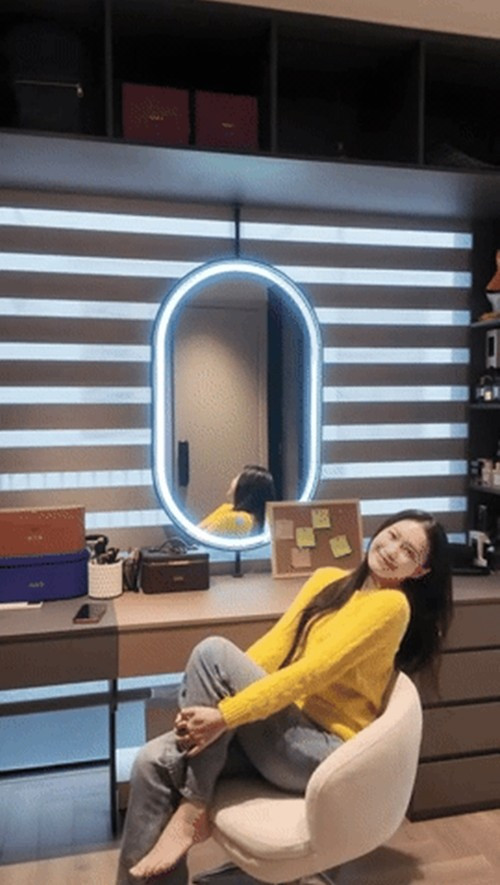 Góc làm đẹp được Doãn Hải My bài trí gọn gàng, ngập tràn mỹ phẩm và phụ kiện hàng hiệu. Ảnh: TTNV