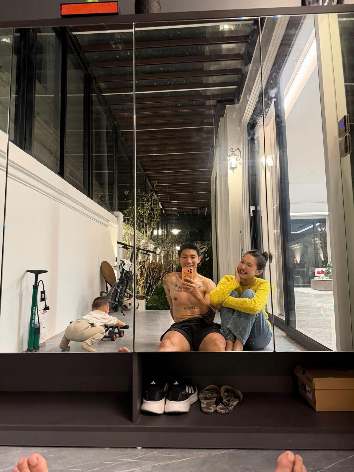 Ánh sáng tự nhiên và cách bày trí nhẹ nhàng khiến tổng thể căn nhà rất "chill". Ảnh: FB Đoàn Văn Hậu