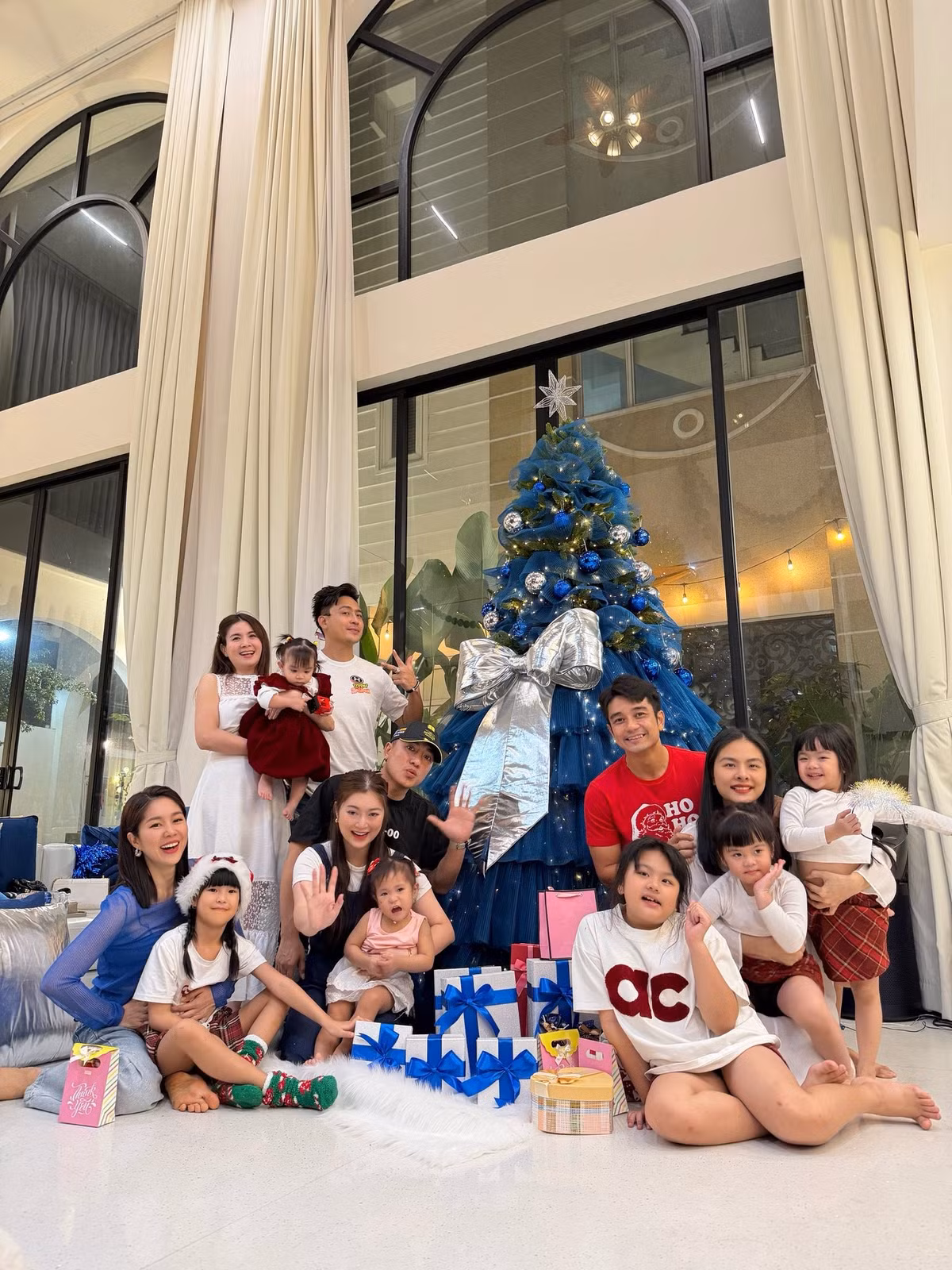 Cây thông Noel màu xanh cao là điểm nhấn trong căn biệt thự. Ảnh: FB Vân Trang