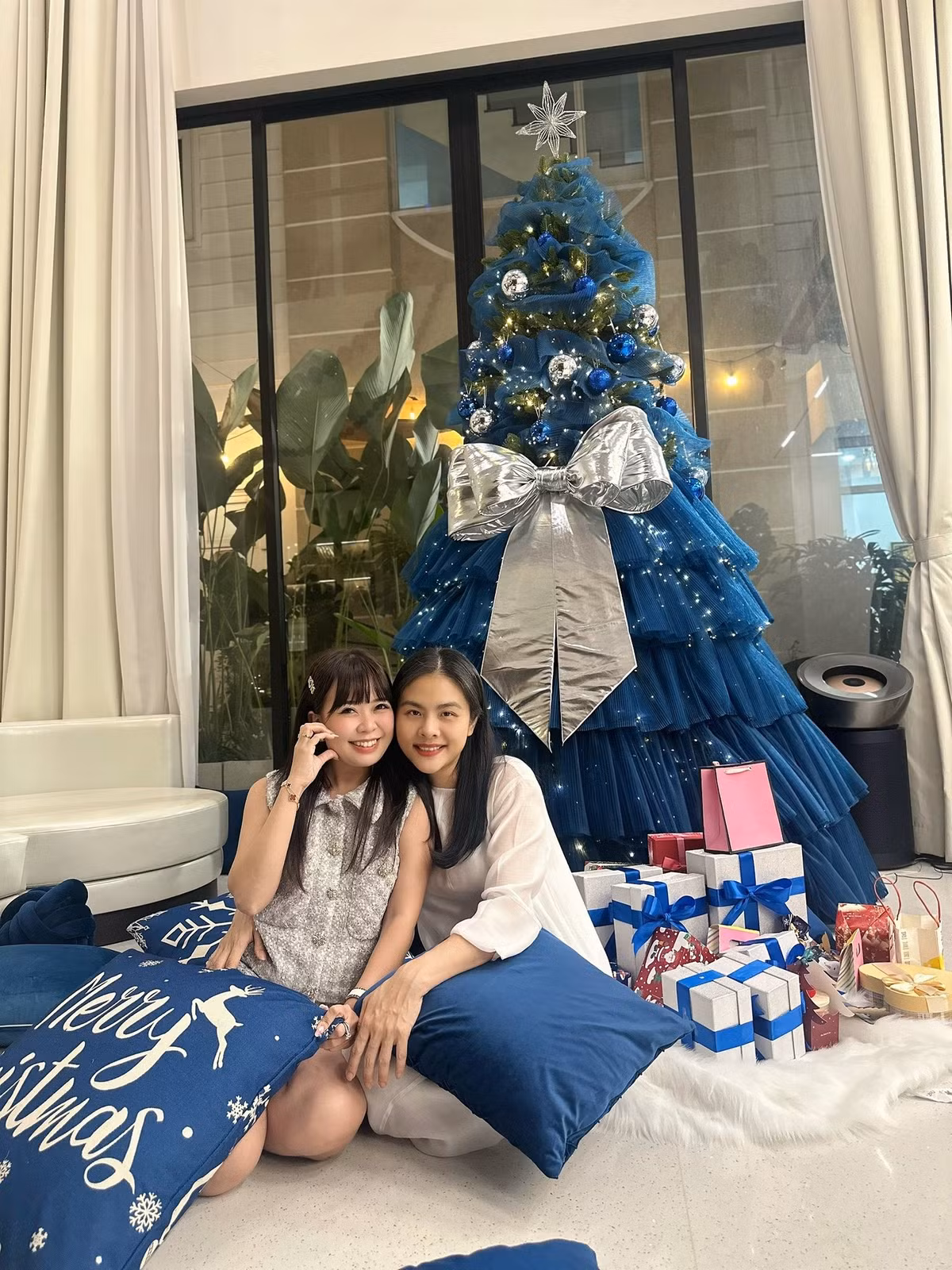 Mọi công đoạn trang trí đều do Vân Trang tự tay thực hiện. Ảnh: FB Vân Trang