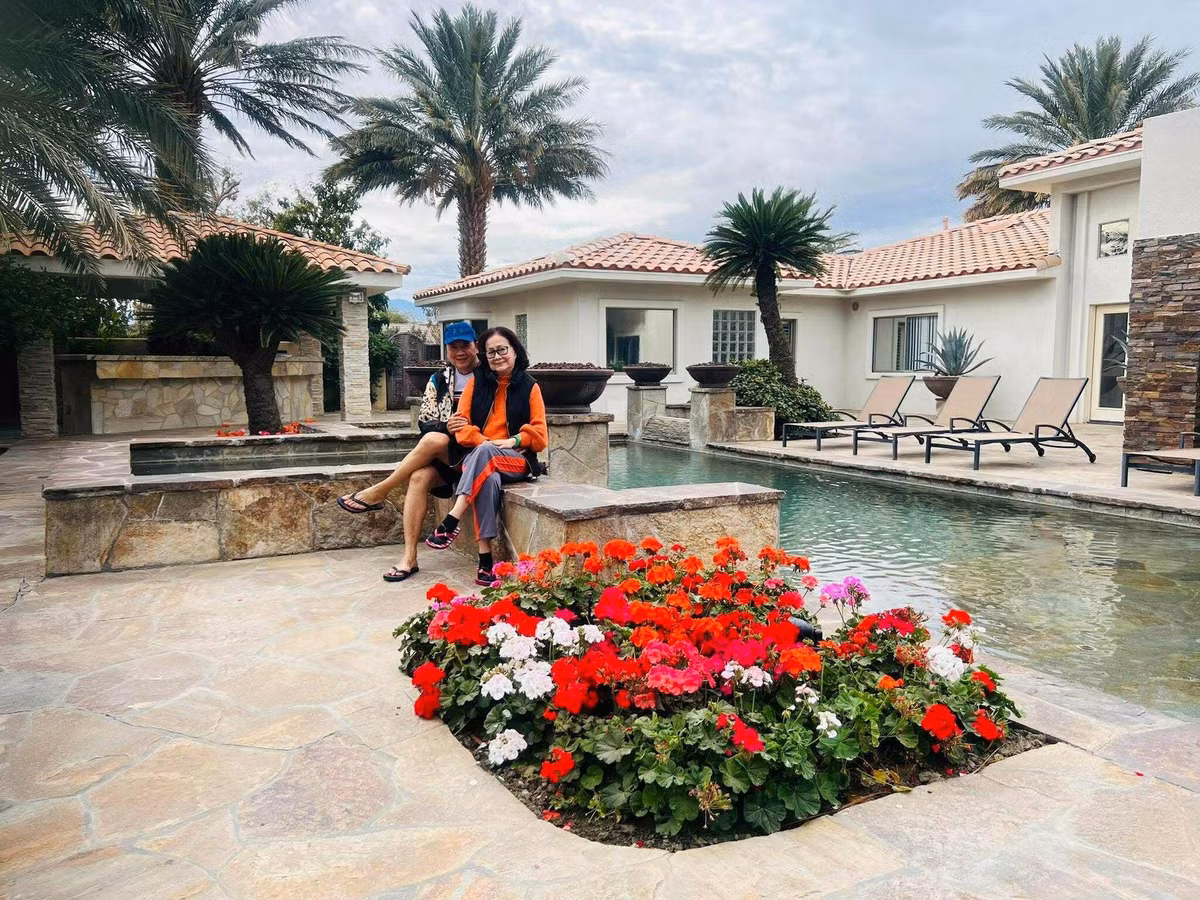 Điểm nhấn của căn biệt thự là sân vườn rộng rãi nhiều cây cối, có hồ bơi, quầy bar, khu pha chế, khu nướng BBQ... để cả gia đình quây quần. Ảnh: FBNV