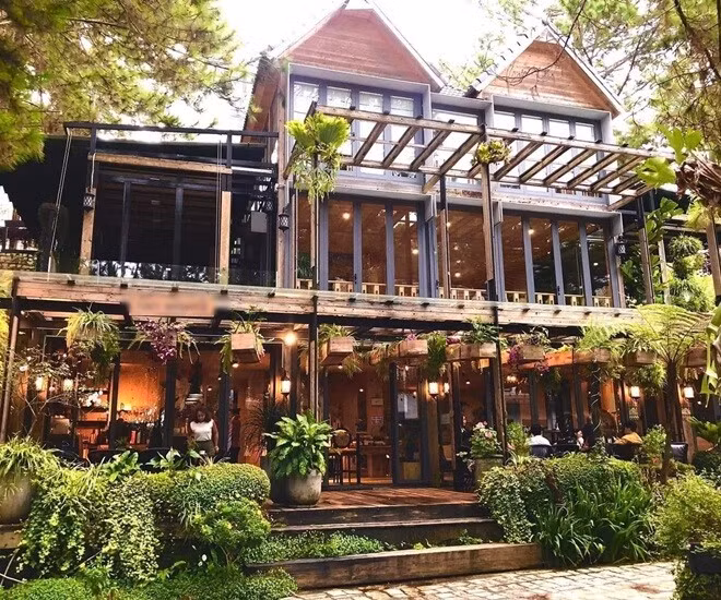 Tại Đà Lạt, vợ chồng Phan Như Thảo sở hữu 2 căn biệt thự sát nhau với tone gỗ ấm áp và không gian mở. Ảnh: FBNV