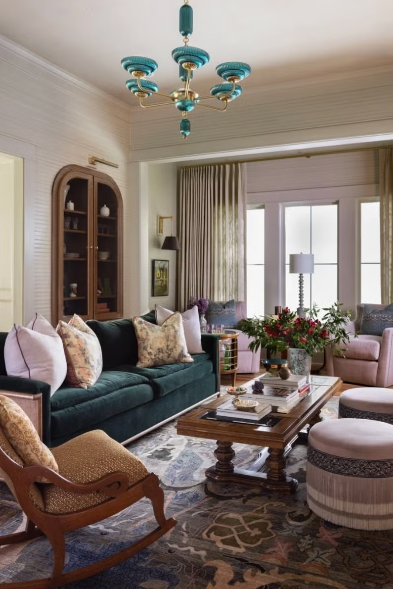 Đèn trang trí tiếp tục giữ vai trò “nhân vật chính” trong phòng khách. Những mẫu đèn chùm, đèn thả có màu sắc hoặc hình dáng độc đáo giúp định hình cảm xúc ngay từ khi bước vào phòng. Ảnh: Housebeautiful