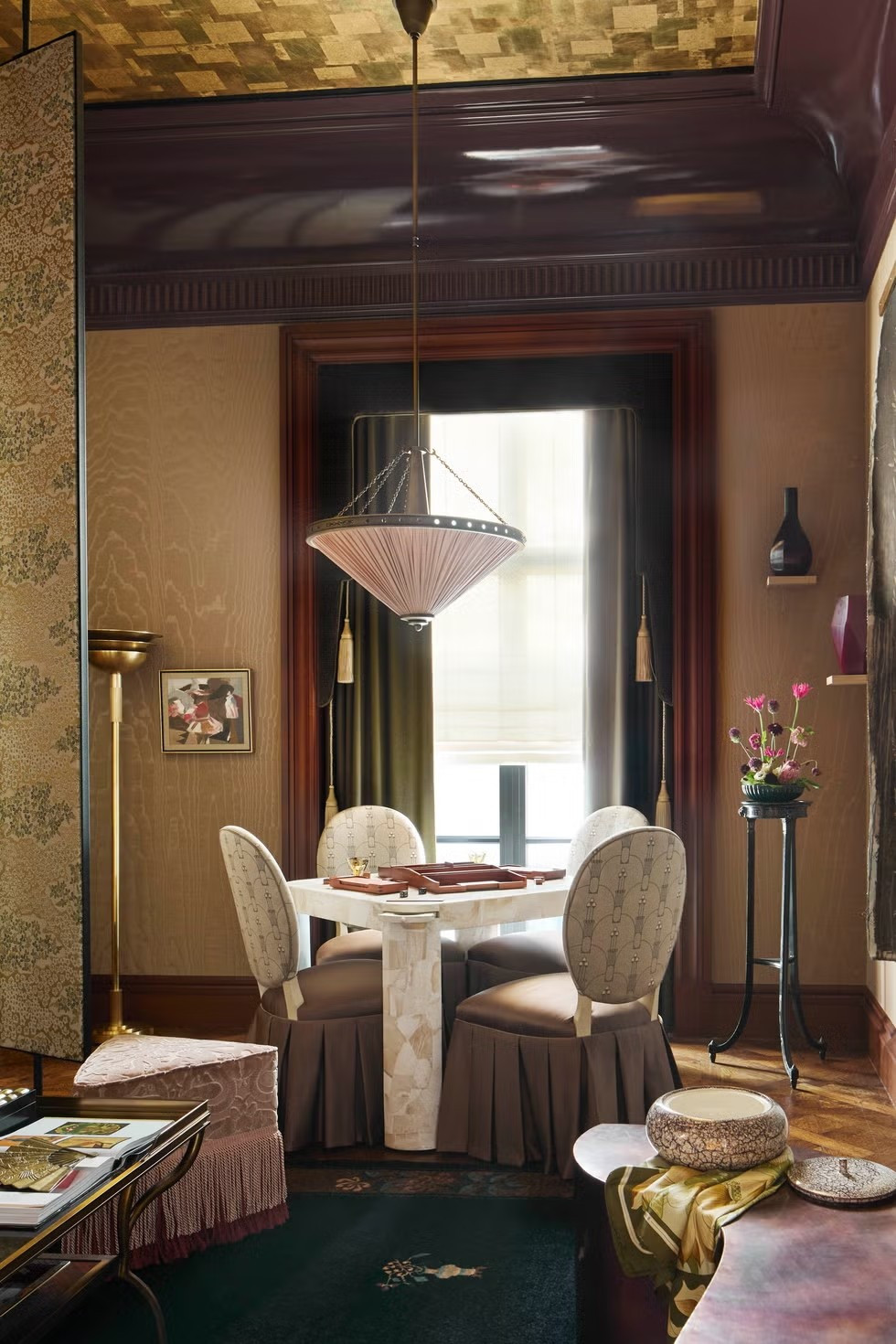 Năm 2026, không gian phòng khách được thiết kế để trò chuyện, giải trí và kết nối. Các khu vực chức năng nhỏ như góc đọc sách, bàn viết, quầy bar mini hay khu chơi board game được bố trí hài hòa trong cùng một không gian. Ảnh: Housebeautiful