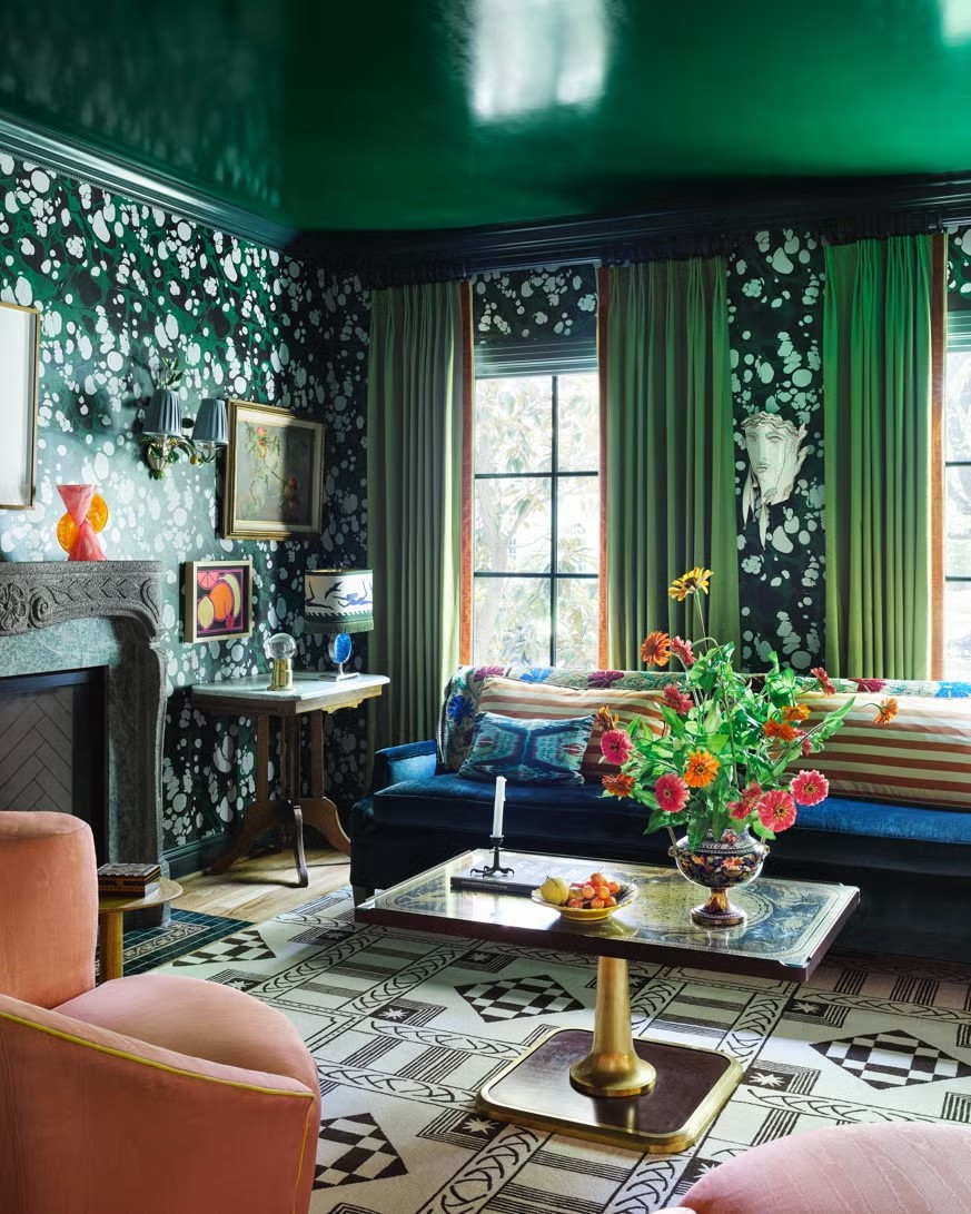 Các gam màu đậm, bão hòa cao như xanh lục thẫm, tím mận hay xanh rêu được ưa chuộng vì tạo chiều sâu và cảm giác bao bọc. Khi kết hợp với đồ cổ tái sử dụng và nội thất đặt làm riêng, phòng khách vừa mang hơi thở lịch sử, vừa mới mẻ hiện đại. Ảnh: Annie Schlechter