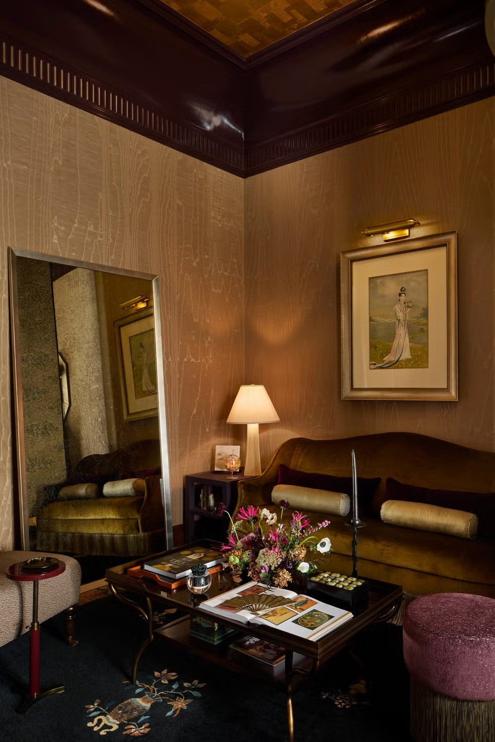 Không gian tiếp khách trang trọng – từng bị lãng quên – đang quay trở lại. Phòng khách hiện đại là nơi dành cho những cuộc trò chuyện sâu, nghe nhạc, đọc sách hay thưởng thức cocktail, thay vì chỉ để trưng bày. Ảnh: Housebeautiful