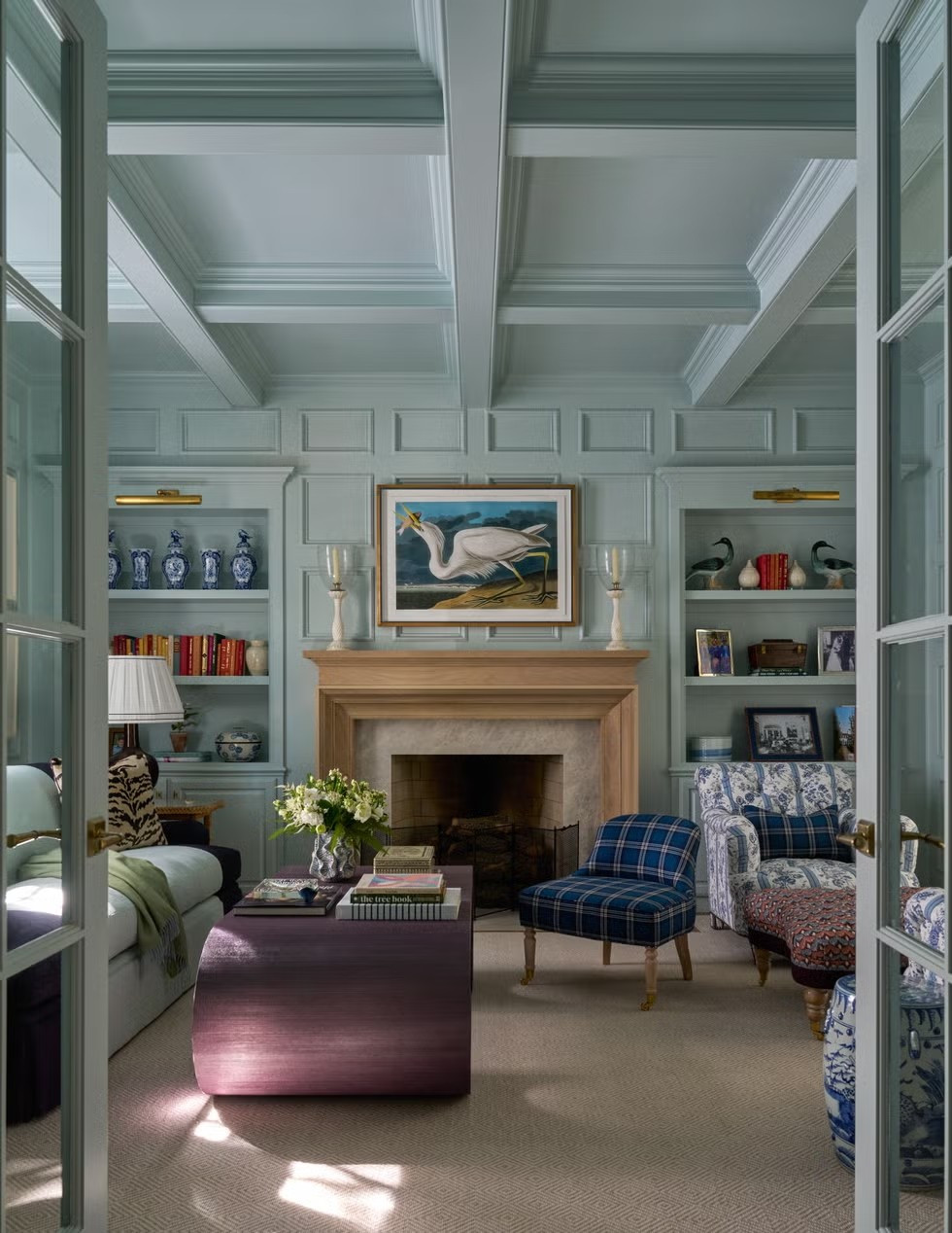 Khi cuộc sống ngày càng số hóa, con người khao khát sự thô mộc và dấu ấn thủ công. Các chi tiết kiến trúc như phào chỉ lớn, ốp tường, trần trang trí, sơn hiệu ứng vôi hay thạch cao được ưa chuộng trở lại. Ảnh: Housebeautiful