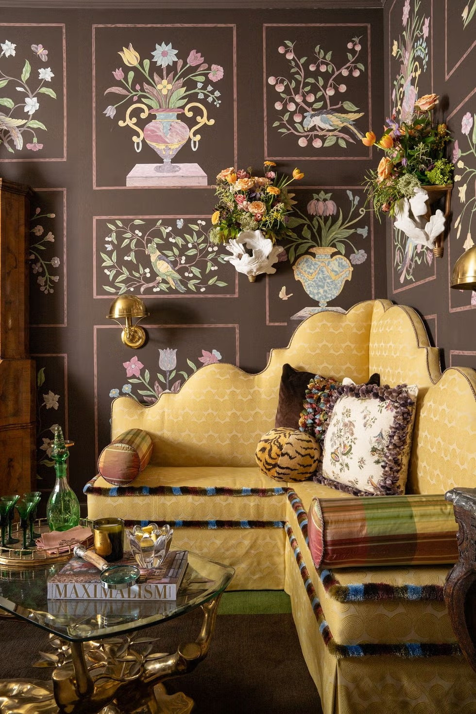 Xu hướng nội thất hoài cổ pha trộn nét tươi mới, hiện đại đang dần trở lại. Những chi tiết như tua rua, viền trang trí, nút bọc, dây viền đang thay thế dần các đường nét tối giản của thập niên 2010. Ảnh: Jeff Jones