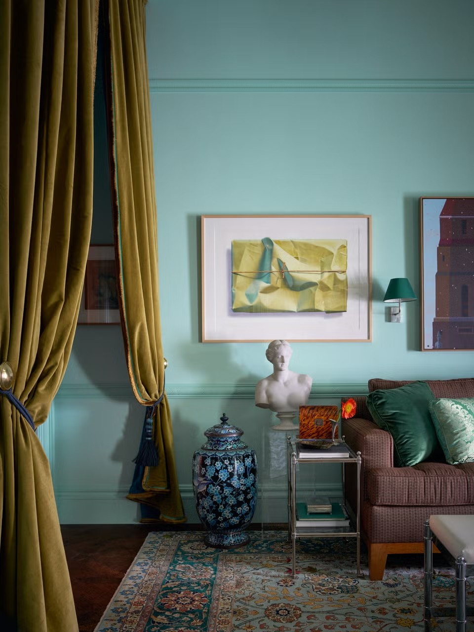 Xu hướng treo tranh theo kiểu xếp lớp, pha trộn nhiều chất liệu, khung cầu kỳ và tranh sơn dầu đang quay trở lại, mang đến cho phòng khách cảm giác từng trải, có câu chuyện và kết nối với các thế hệ trước. Ảnh: Housebeautiful