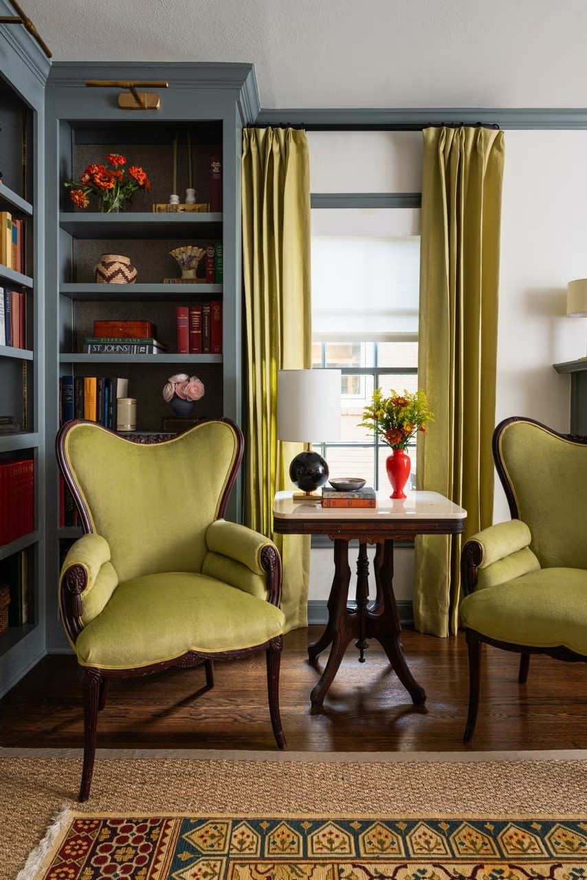 Đặt một tấm thảm trang trí nhỏ lên trên thảm lớn giúp không gian ấm áp, cân đối và giàu tính nghệ thuật. Đây là giải pháp được ưa chuộng trong năm 2026. Ảnh: Housebeautiful