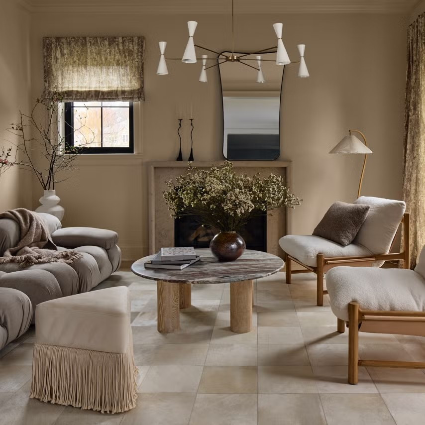 Nội thất đồng bộ đang dần bị thay thế bởi sự kết hợp có chủ ý giữa nhiều hình dáng, kích thước và chất liệu khác nhau. Ghế sofa cong, đôn tròn, đường nét mềm mại giúp không gian trở nên thân thiện và sống động hơn. Ảnh: Housebeautiful