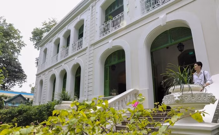 Bốn mặt của tòa nhà đều có hành lang bao quanh, với cửa chớp xanh lá cây cao gần 5m. Ảnh: Tiền phong