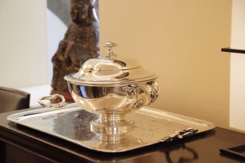 Bên trong phòng khách còn lưu giữ và trưng bày nhiều đồ nội thất có từ thời nhà Nguyễn ở Huế. Ảnh: Thesaigontimes