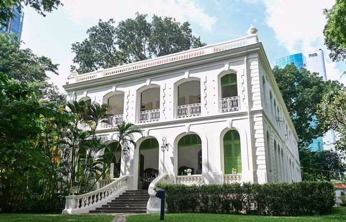 Ẩn mình sau hàng cây xanh trên con phố Lê Duẩn sầm uất bậc nhất tại TP HCM, Dinh Tổng lãnh sự Pháp là một công trình kiến trúc ấn tượng của thành phố với tuổi đời 153 năm. Ảnh: Vietnamnet