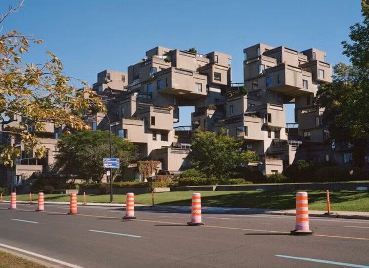 Bằng cách xếp chồng các khối lập phương theo nhiều dạng hình học khác nhau, kiến trúc sư đã phá vỡ hình thức truyền thống của các tòa nhà cao tầng vuông góc, đặt mỗi hộp lùi lại một bậc so với hộp liền kề. Ảnh: Gili Merin