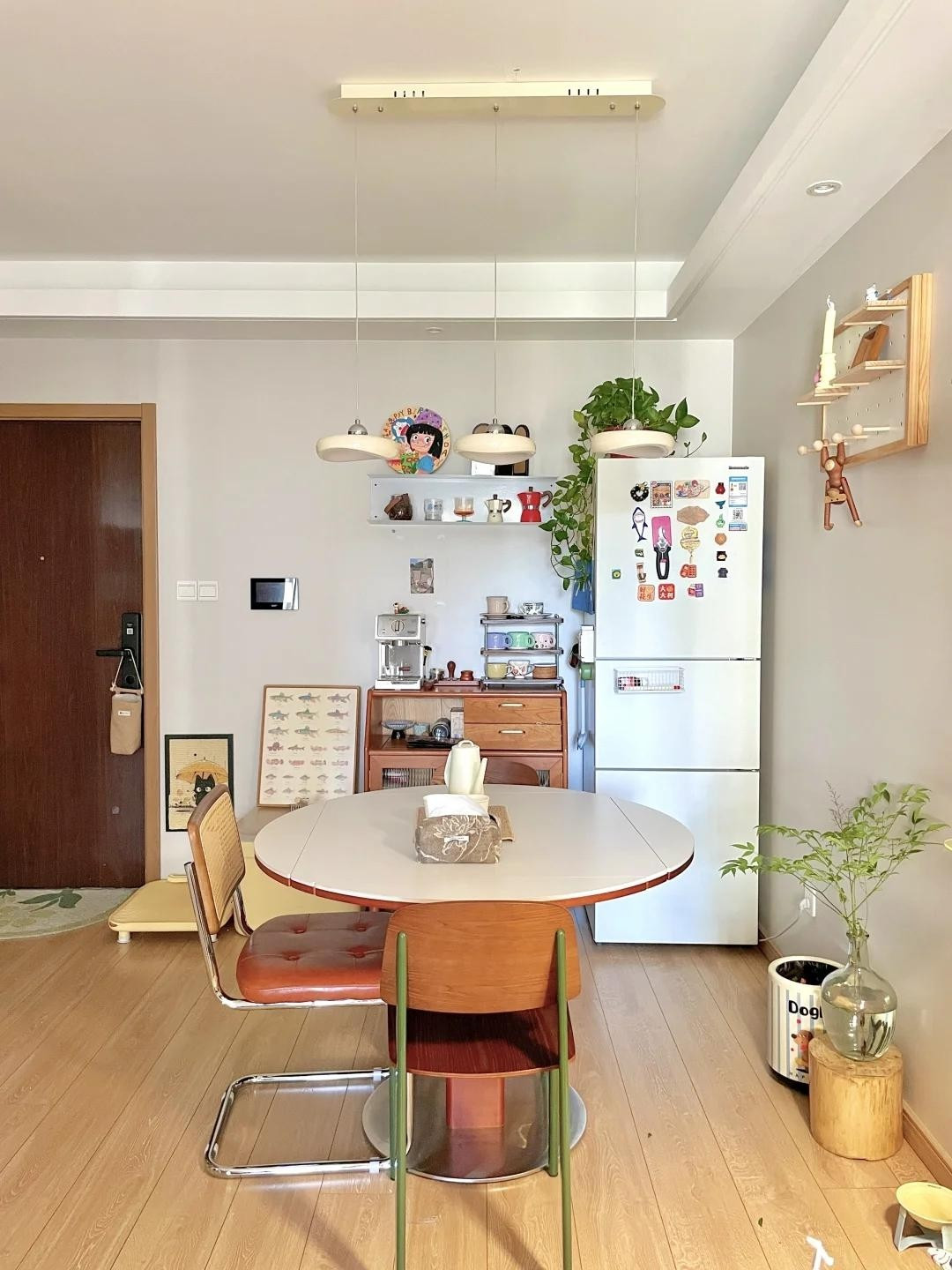 Cửa sổ hướng Nam giúp ánh sáng tự nhiên len lỏi, phản chiếu lên sàn gỗ, sofa trắng và bàn ăn nhỏ, khiến căn hộ luôn sáng sủa. Ảnh: Toutiao