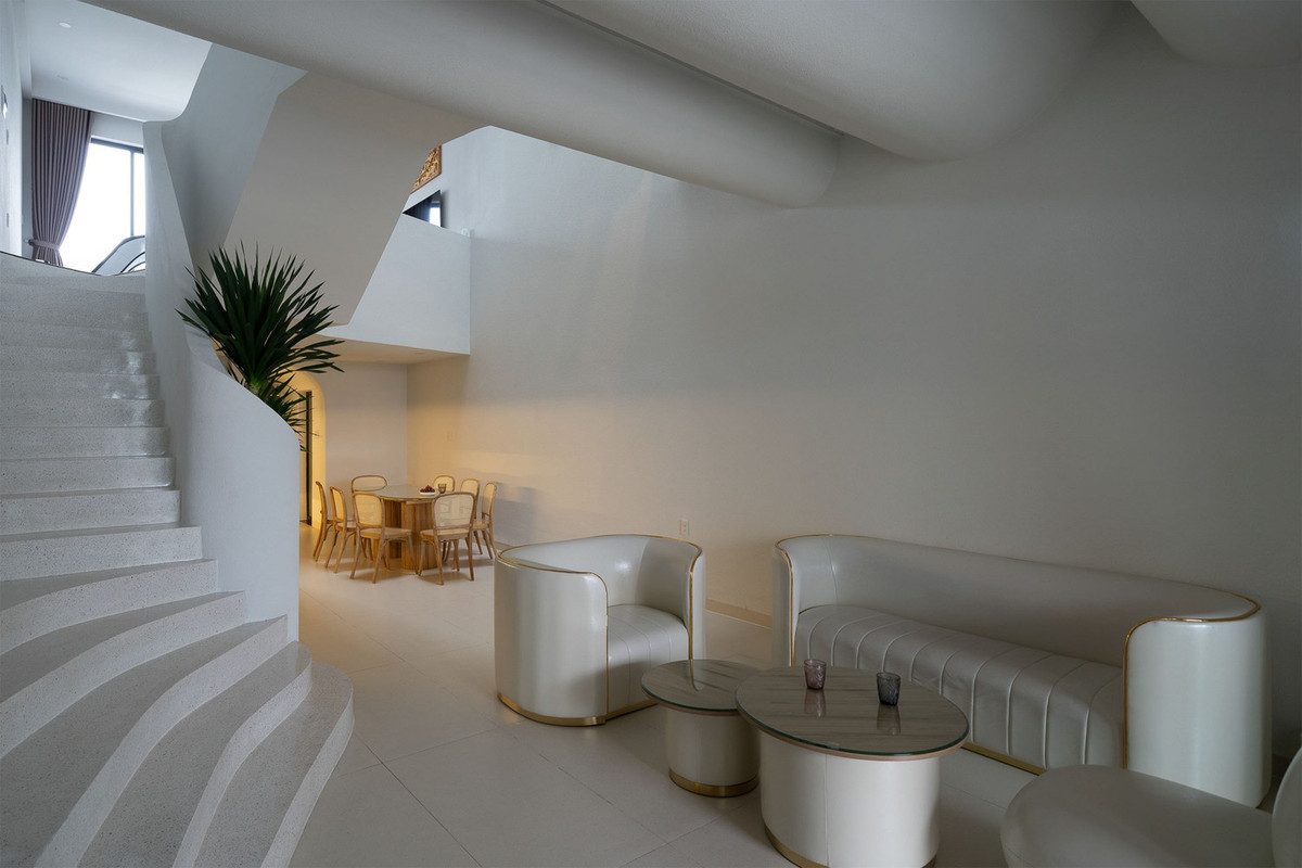 Không gian tầng 1 được tổ chức theo mặt bằng mở, liên thông phòng khách, bếp và khu vực ăn uống. Ảnh: Quang Trần