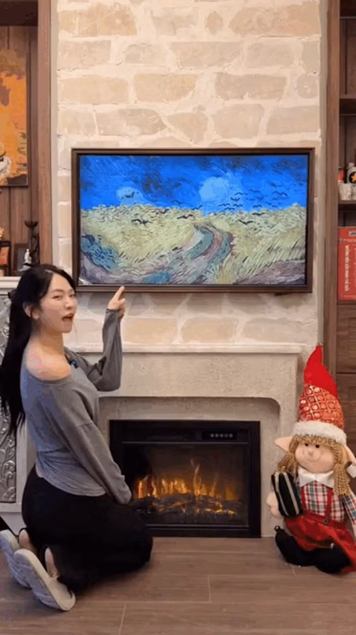 Trên tường, Lê Bống treo một chiếc tivi lớn kết hợp lò sưởi mini bên dưới, tạo điểm nhấn ấm áp. Ảnh chụp màn hình