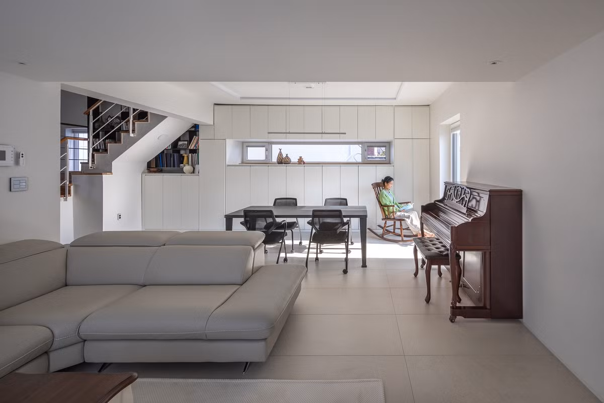 Trước khi cải tạo, tầng một là nơi trưng bày; tầng hai là văn phòng, phòng vệ sinh, góc pha trà; tầng ba làm không gian nghỉ ngơi. Ảnh: Architecture Studio YEIN