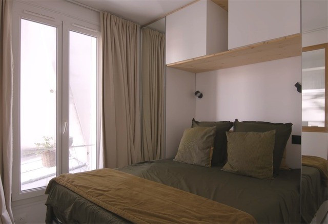 Phòng ngủ đặt một giường nhỏ, bên cạnh là ban công thứ hai, giúp đón gió và ánh sáng mỗi ngày. Ảnh: Toutiao