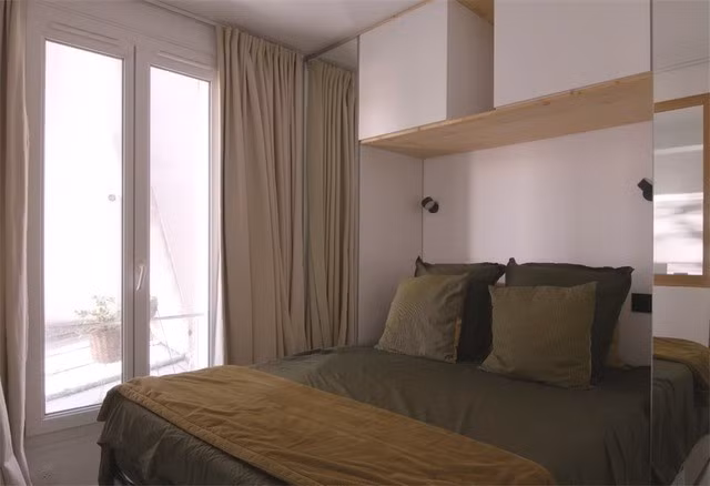 Phòng ngủ đặt một giường nhỏ, bên cạnh là ban công thứ hai, giúp đón gió và ánh sáng mỗi ngày. Ảnh: Toutiao