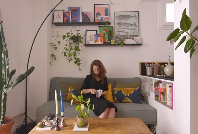 Phòng khách là khu vực thoáng nhất với chiếc sofa nhỏ gọn, bàn trà vừa đủ và tủ thấp. Ảnh: Toutiao