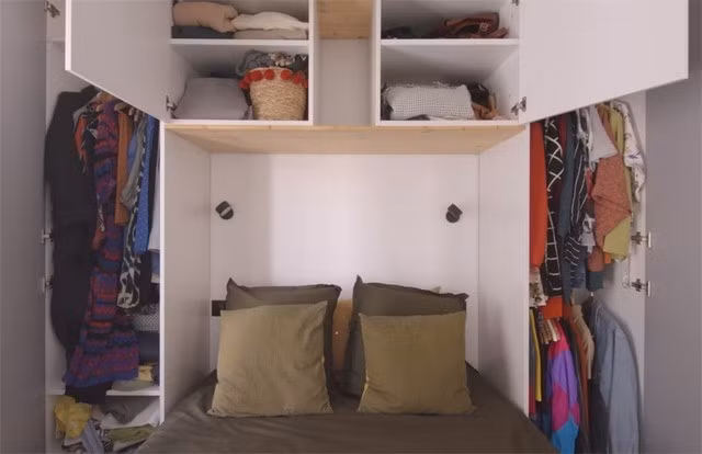Để tăng không gian lưu trữ, gia chủ tận dụng triệt để phần đầu giường và gầm giường. Ảnh: Toutiao