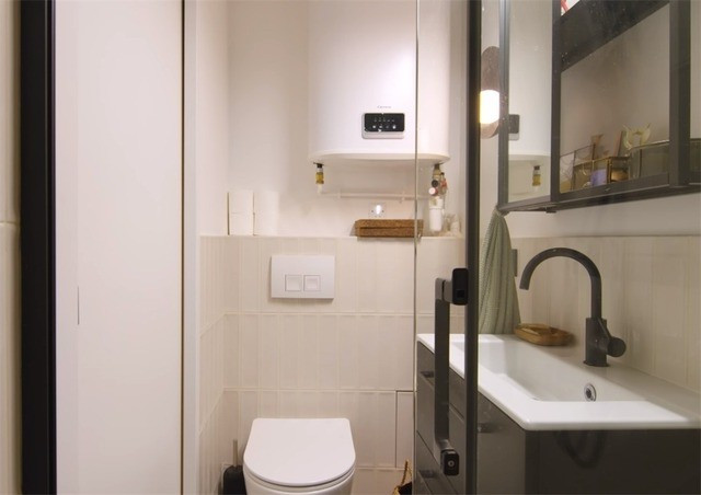 Phòng tắm nhỏ được phân khu khô và ướt rõ ràng bằng vách kính. Ảnh: Toutiao