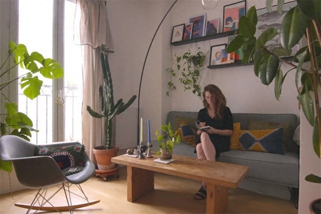 Julia (36 tuổi) sống một mình tại Paris (Pháp) vừa mua được căn hộ đầu tiên, bằng số tiền tích góp suốt 10 năm làm việc. Ảnh: Toutiao