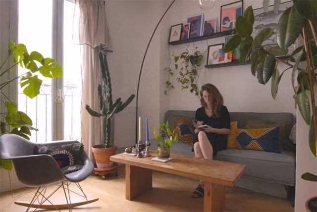 Julia (36 tuổi) sống một mình tại Paris (Pháp) vừa mua được căn hộ đầu tiên, bằng số tiền tích góp suốt 10 năm làm việc. Ảnh: Toutiao