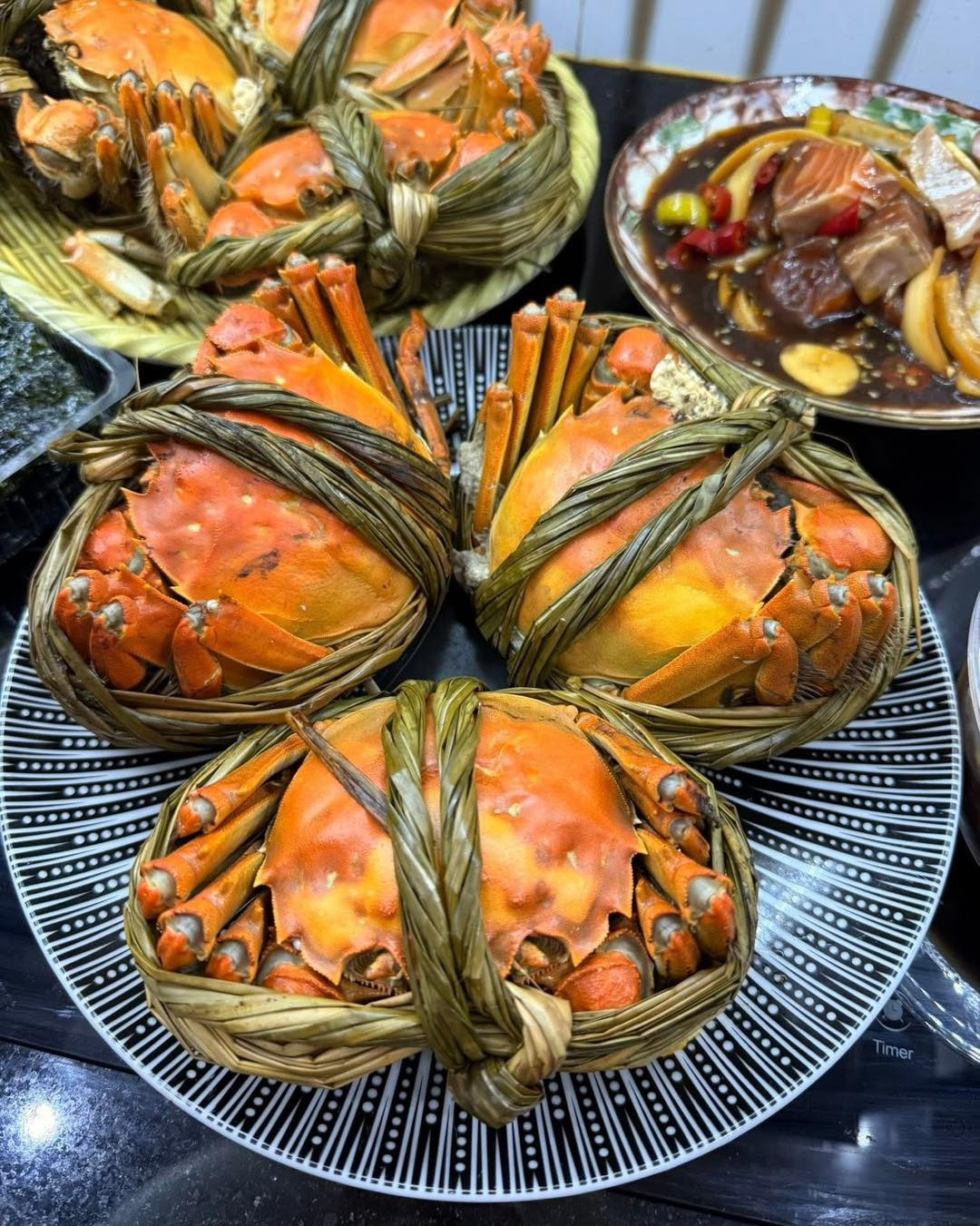 Ngoài kích thước, giá cua lông Trung Quốc hiện còn phân theo cua đực và cua cái. Cua đực giá khoảng 350.000 - 420.000 đồng/kg, trong khi cua cái - loại được ưa chuộng hơn do nhiều gạch, khoảng 580.000 - 640.000 đồng mỗi kg. Ảnh: Facebook