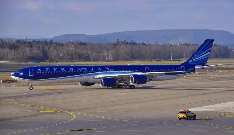 Nhiều năm sau, chiếc máy bay tái xuất với một diện mạo mới. Máy bay được đăng ký lại với số hiệu 4K-AI08 và được chính phủ Azerbaijan mua lại, được cho là do hãng hàng không Azerbaijan Airlines khai thác dưới tên gọi "Baku-8". Ảnh: Luxurylaunches