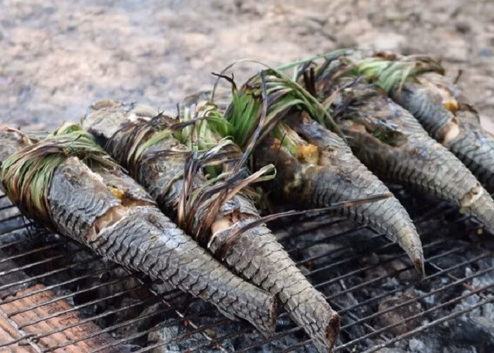 Trong khi đó, thịt cá nướng dai, ngọt, đậm đà, kết hợp muối ớt cay nồng trộn lá mắc mật xay nhuyễn tạo hương vị đặc trưng. Ảnh: Internet