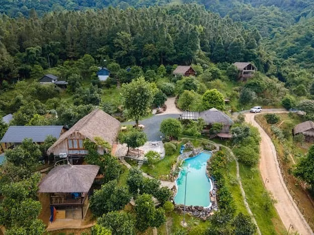 Nhà vườn của nghệ sĩ Việt Hoàn được bảo bọc bởi đồi núi, sông nước, có thiết kế đậm hồn Việt, hài hòa với thiên nhiên. Ảnh: FB Trần Việt Hoàn