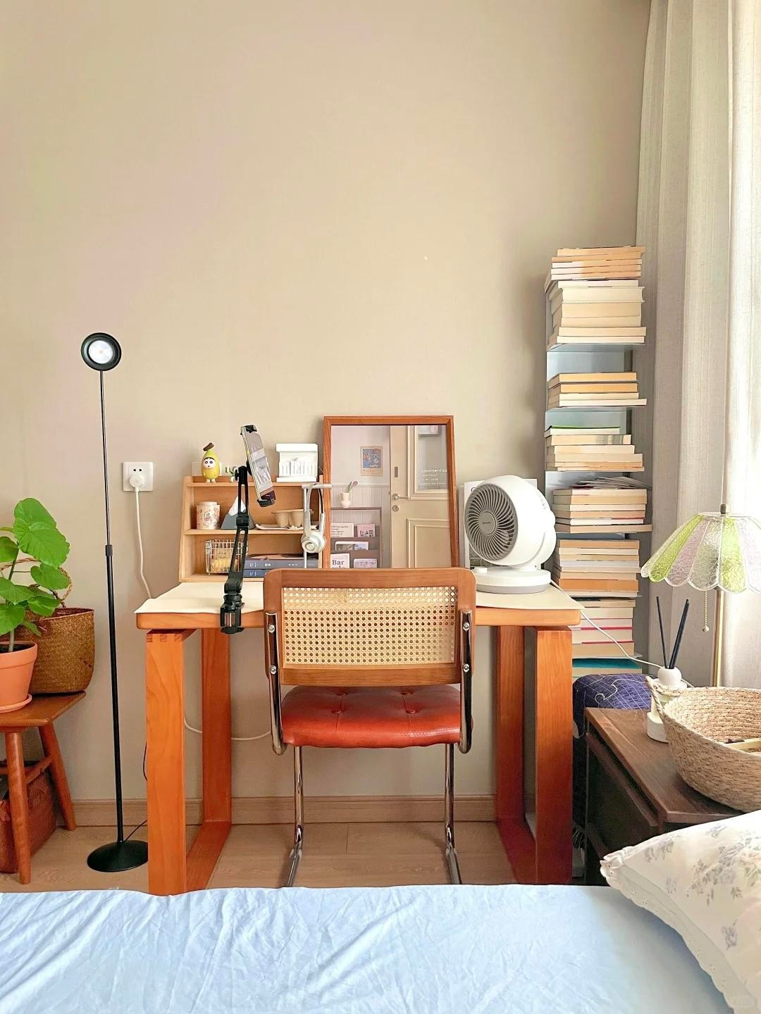 Chiếc bàn làm việc nhỏ gọn, tối ưu diện tích. Ảnh: Toutiao