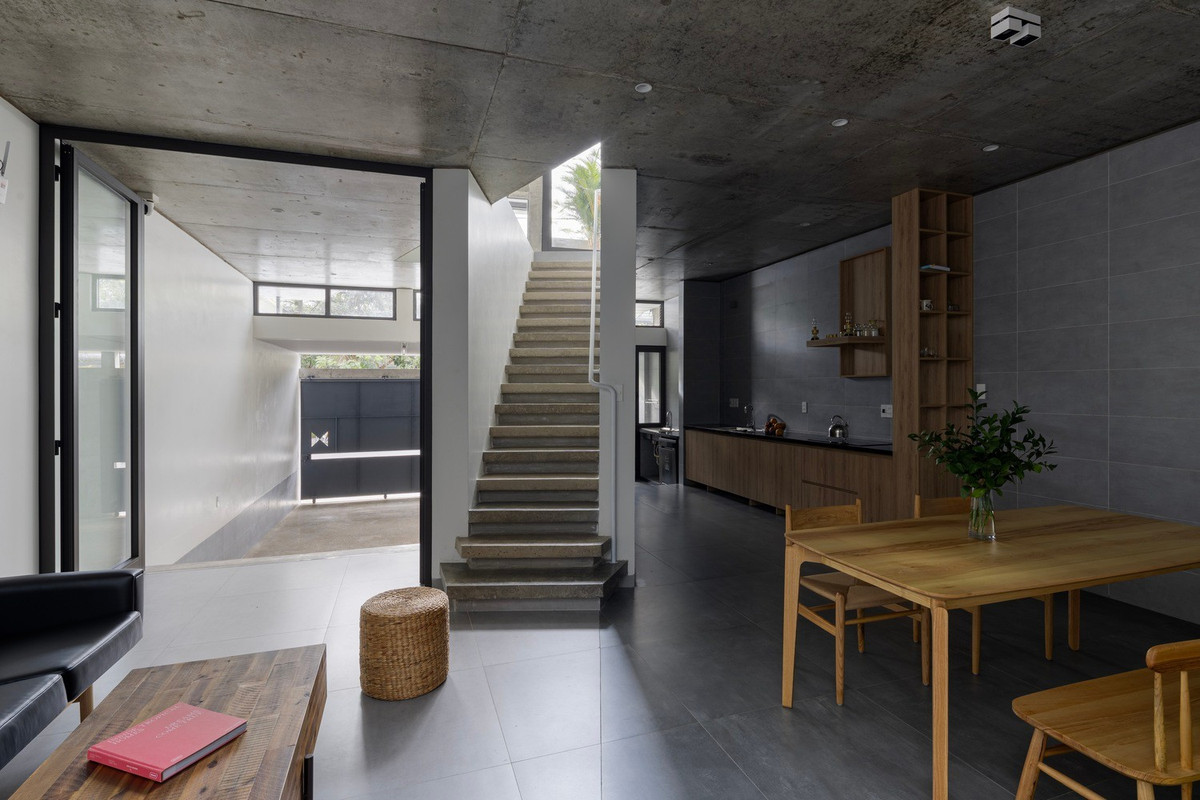 Các phòng chức năng khép kín như phòng ngủ, phòng học, phòng tắm, kho chứa đồ và khu thay đồ tạo thành các khu vực đặc. Ảnh: HungHoa