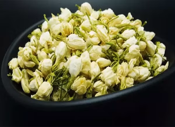 Tại Ấn Độ, hoa nhài được ví như “ngọc trắng” của ngành công nghiệp nước hoa. Những bông hoa nhài chất lượng tốt nhất sẽ được sử dụng để chế tạo các loại nước hoa nổi tiếng thế giới. Ảnh: Internet