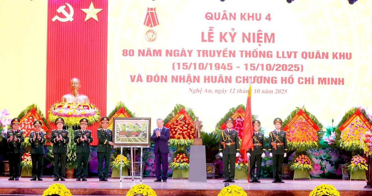Bộ Tư lệnh Quân khu 4 kính tặng Tổng Bí thư Tô Lâm bức ảnh quê nội Chủ tịch Hồ Chí Minh. (Ảnh: Thành Duy).