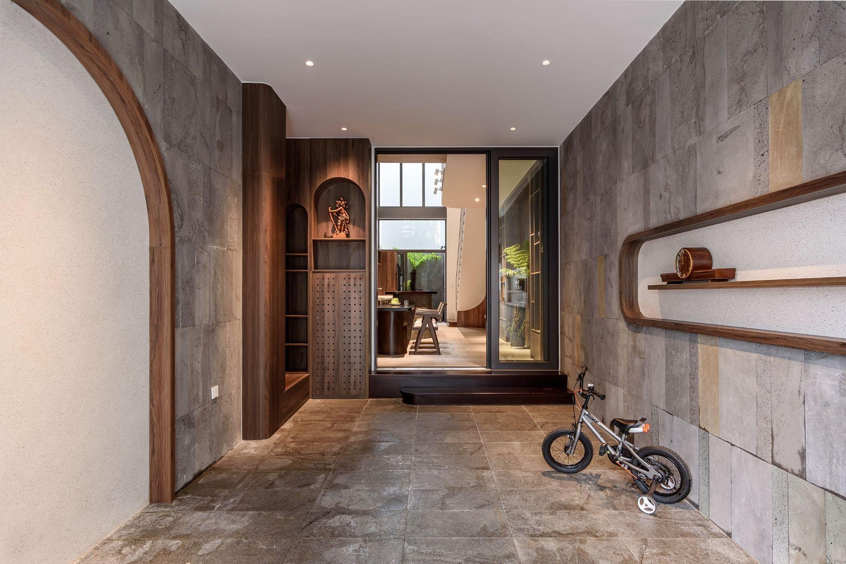 Với bề ngang chỉ 3,8m và cần bố trí chỗ để ô tô 7 chỗ, cùng ba phòng ngủ, phòng khách, bếp, phòng ăn, bài toán đặt ra không nằm ở việc “lấp đầy”, mà là cách tạo ra khoảng trống hợp lý. Ảnh: LonTon Studio