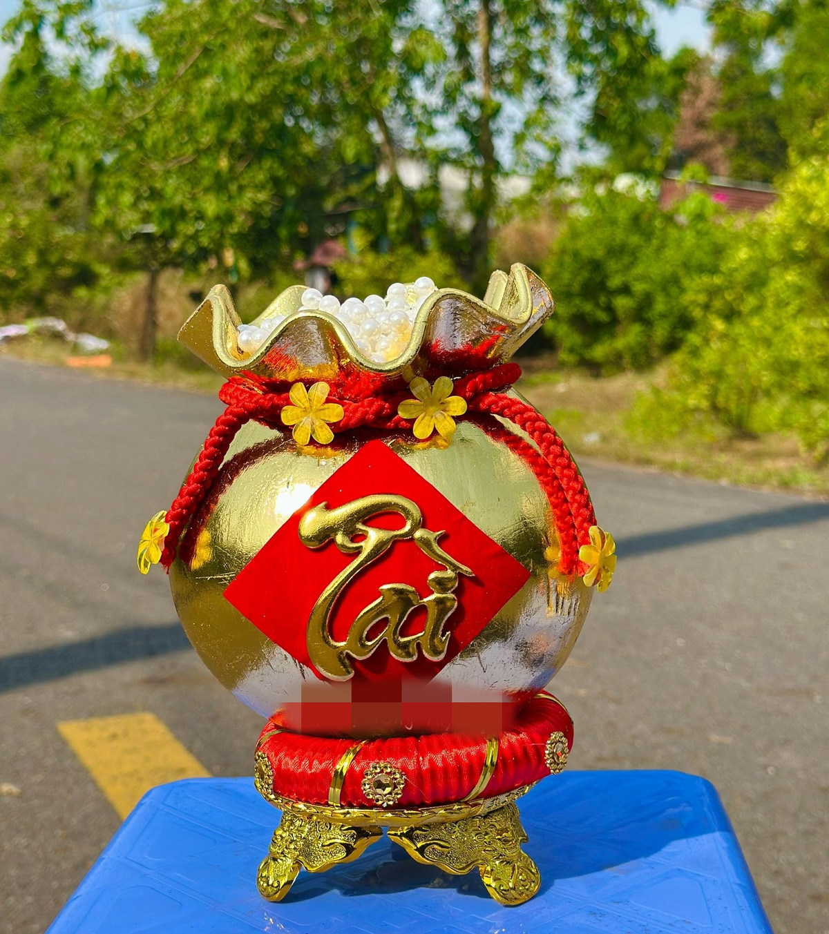 Sau khi dát vàng, trái dừa được gắn chữ Tài - Lộc. Ảnh: FB Nhị Thị Hồng Tuyên