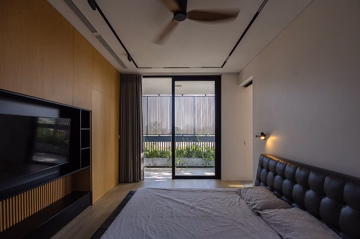 Tầng trên dành cho vợ chồng và ba con nhỏ, còn tầng hầm bán chìm dành cho kỹ thuật và để xe. Ảnh: Triệu Chiến