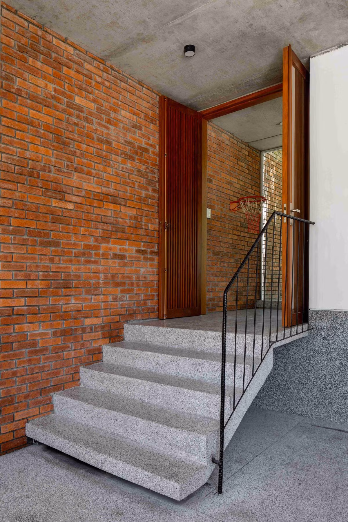 Cửa chính bằng chất liệu gỗ mộc mạc. Ảnh: Hoàng Lê