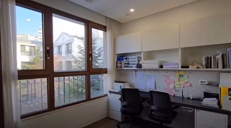 Khu vực này được nhiều người nổi tiếng ưa chuộng vì có đến 5 lớp tường ngoài, 180 CCTV, thang máy riêng cho mỗi căn hộ, hệ thống bãi đậu xe ngầm có lối vào riêng, nhằm đảm bảo an toàn và riêng tư tuyệt đối. Ảnh chụp màn hình