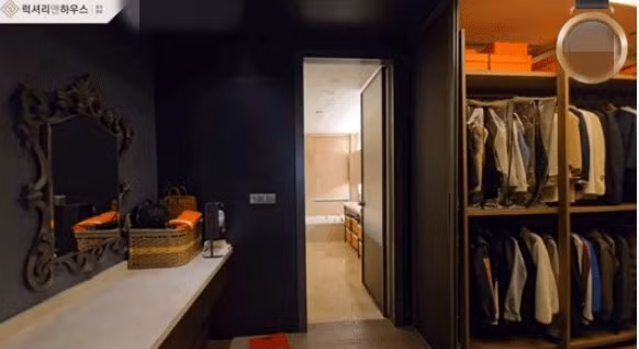 Khu vực nhà tắm và tủ quần áo cực lớn. Ảnh chụp màn hình