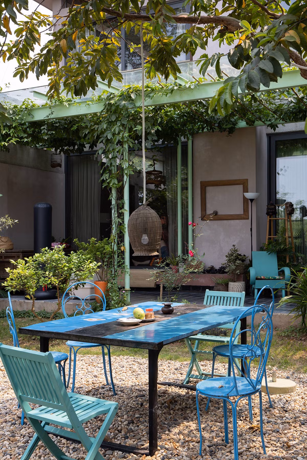 Ánh sáng tự nhiên được dẫn lối khéo léo, hòa quyện cùng khoảng hiên, khu vườn trải dài xuống bờ sông, tạo nên không gian sống tĩnh tại và đầy chất thơ. Ảnh: Chimnon studio