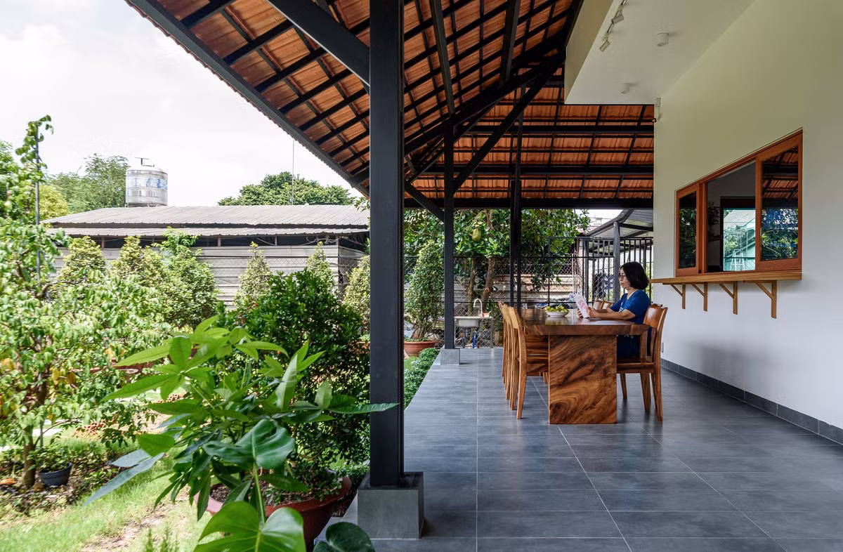 Khu vườn phía trước được quy hoạch thành các ô trồng cây. Ảnh: Lonton Studio