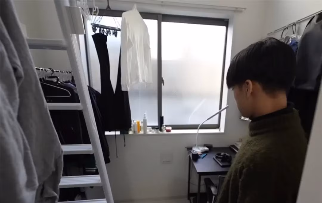 Góc làm việc và sinh hoạt là nơi có cửa sổ lớn nhất nhà. Ảnh: post.smzdm