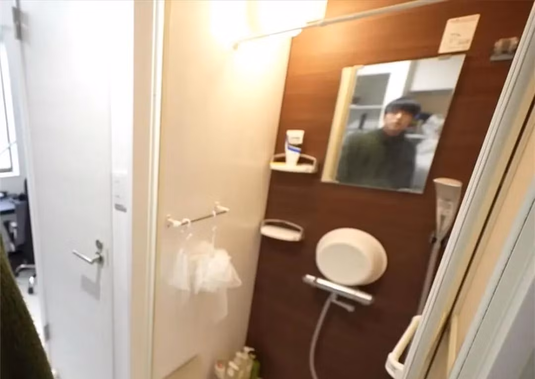 Phía đối diện là phòng tắm nhỏ đến mức bước vào không thể đóng kín cửa. Ảnh: post.smzdm