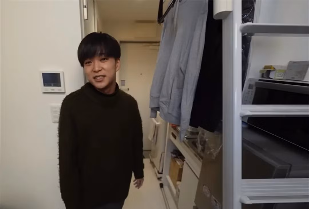 Khu vực ngay sau cửa được tận dụng làm nơi nơi cất những thứ thường dùng hàng ngày như móc treo chìa khoá, giá treo áo, kệ mở, máy giặt đặt âm tường...Ảnh: post.smzdm